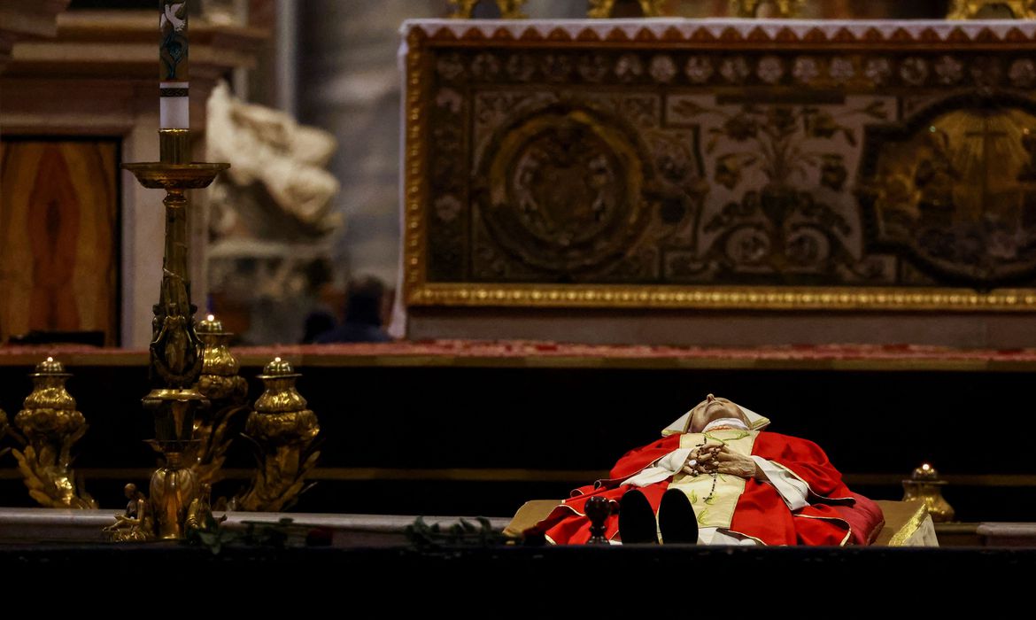 Velório de Bento XVI começa na Basílica de São Pedro