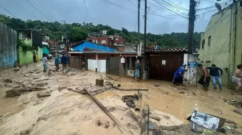 Órgão federal avisou governo de SP sobre risco no litoral 24h antes da chuva