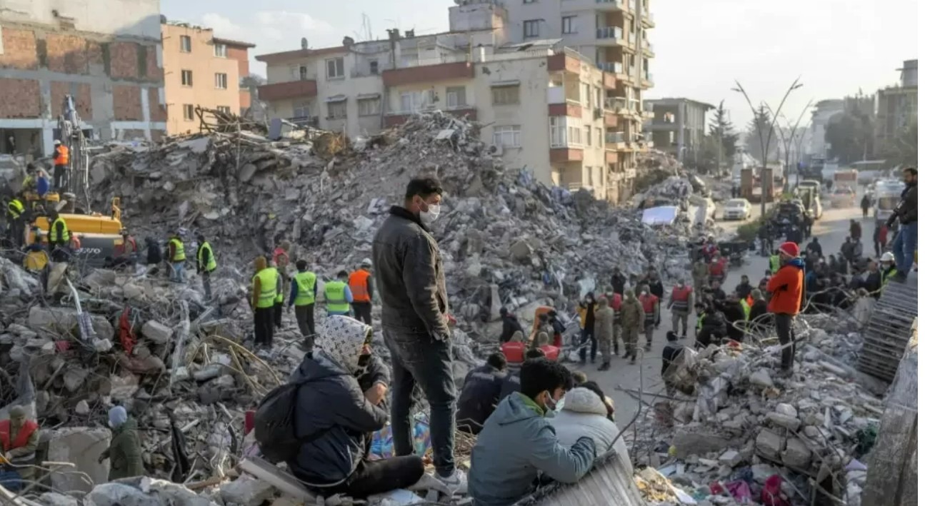 Novo terremoto atinge a Turquia e derruba mais prédios