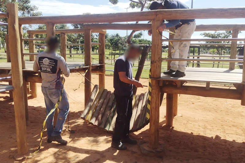 Brinquedos consertados e areia nova para quadra de esportes no Taguaparque