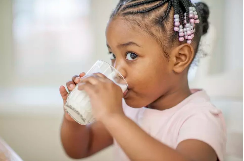 Leite aumenta a produção de catarro em crianças? Especialistas explicam