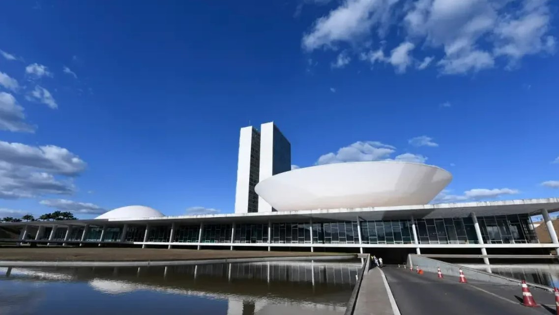 Senadores definem que trabalharão só três dias por semana e três semanas por mês