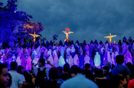 Encenação da Paixão de Cristo emociona fiéis no Morro da Capelinha