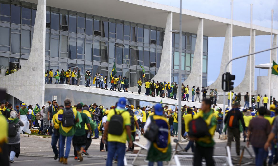 STF inicia julgamento de denúncias contra envolvidos em atos golpistas