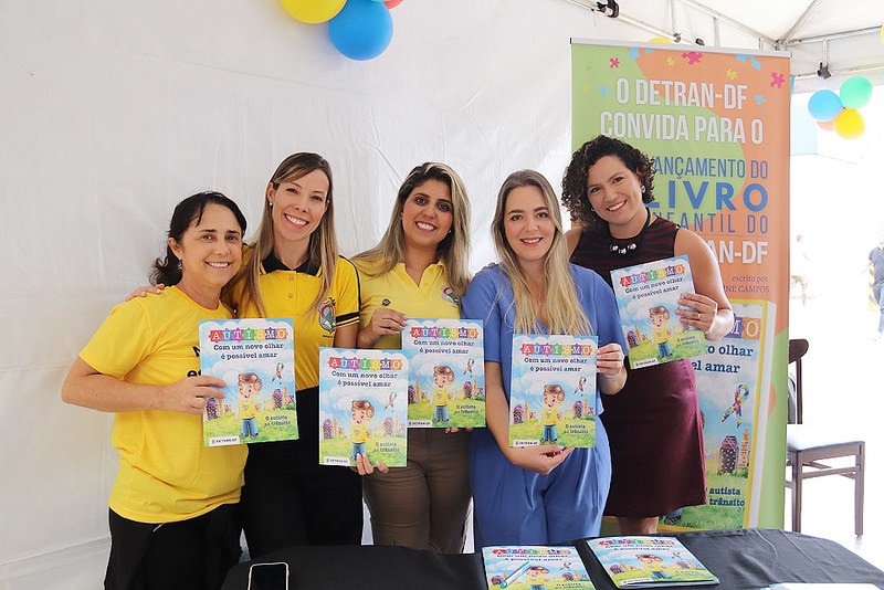 Detran distribui livro infantil que orienta autistas sobre trânsito