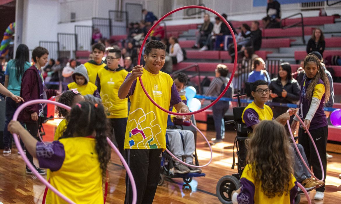 Festival leva esportes paralímpicos a crianças com e sem deficiência