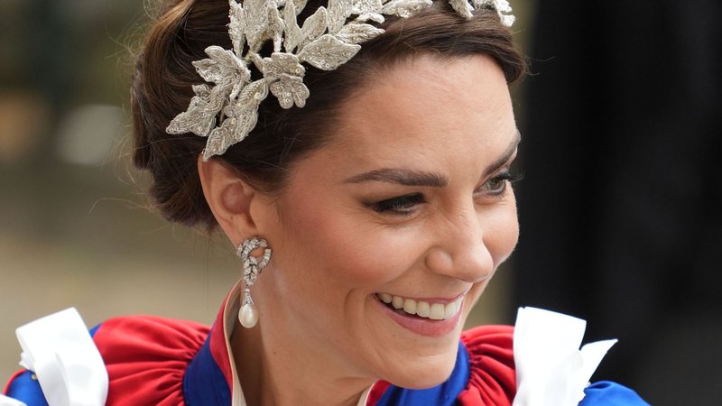 Kate usa vestido da mesma grife do casamento na coroação