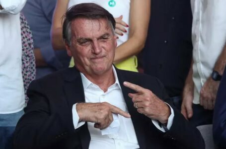 ‘Facada nas costas’, diz Bolsonaro após decisão do TSE