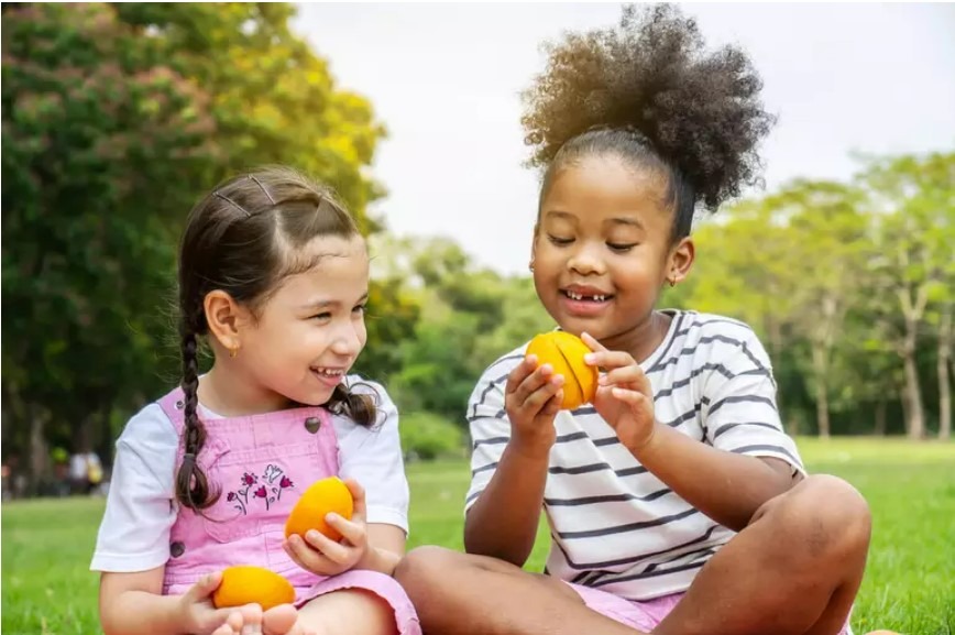 O cuidado com a alimentação das crianças é importante para evitar a obesidade infantil