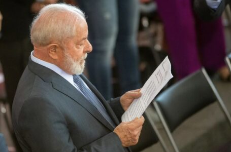 Lula assina decreto que reajusta salário mínimo para R$ 1.412