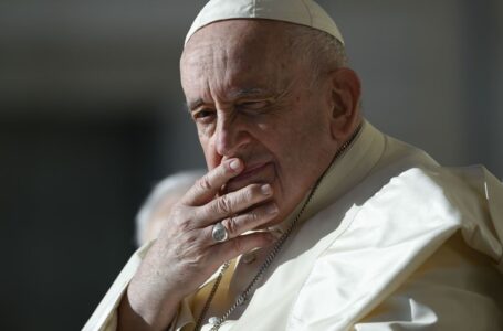 Papa Francisco será submetido a cirurgia intestinal de última hora