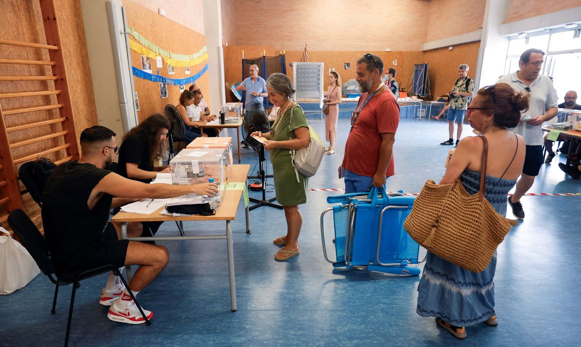 Espanhóis vão às urnas neste domingo em eleições polarizadas