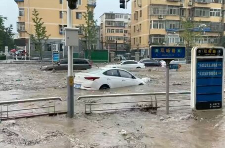 Chuva em Pequim após tufão transforma ruas em rios e deixa 2