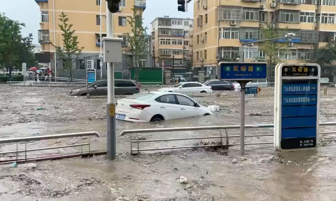 Chuva em Pequim após tufão transforma ruas em rios e deixa 2