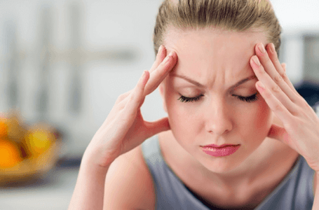 Entenda as diferenças entre dor de cabeça comum e enxaqueca