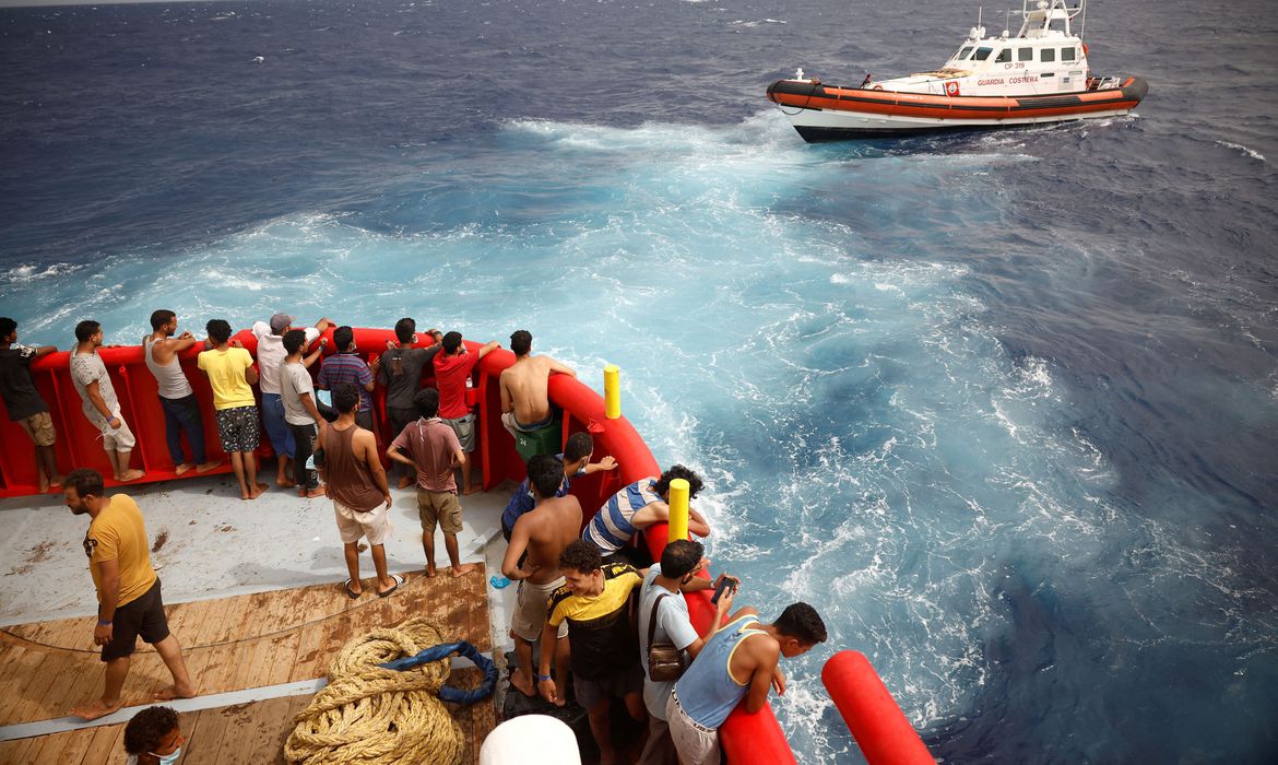 Barcos com imigrantes naufragam na Itália e deixam 30 desaparecidos