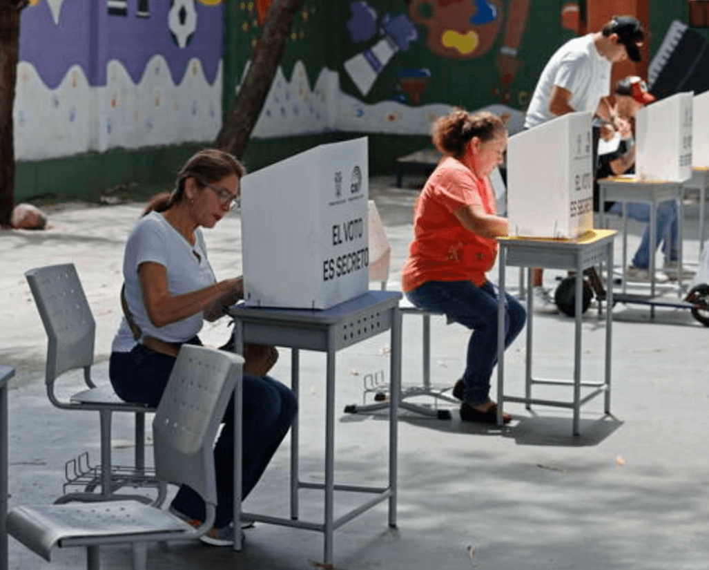 Equador vai às urnas para escolher novo presidente sob tensão