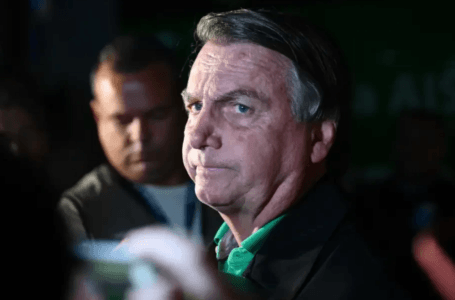 Bolsonaro deixa hospital após cirurgias para correção de hérnia de hiato e desvio de septo