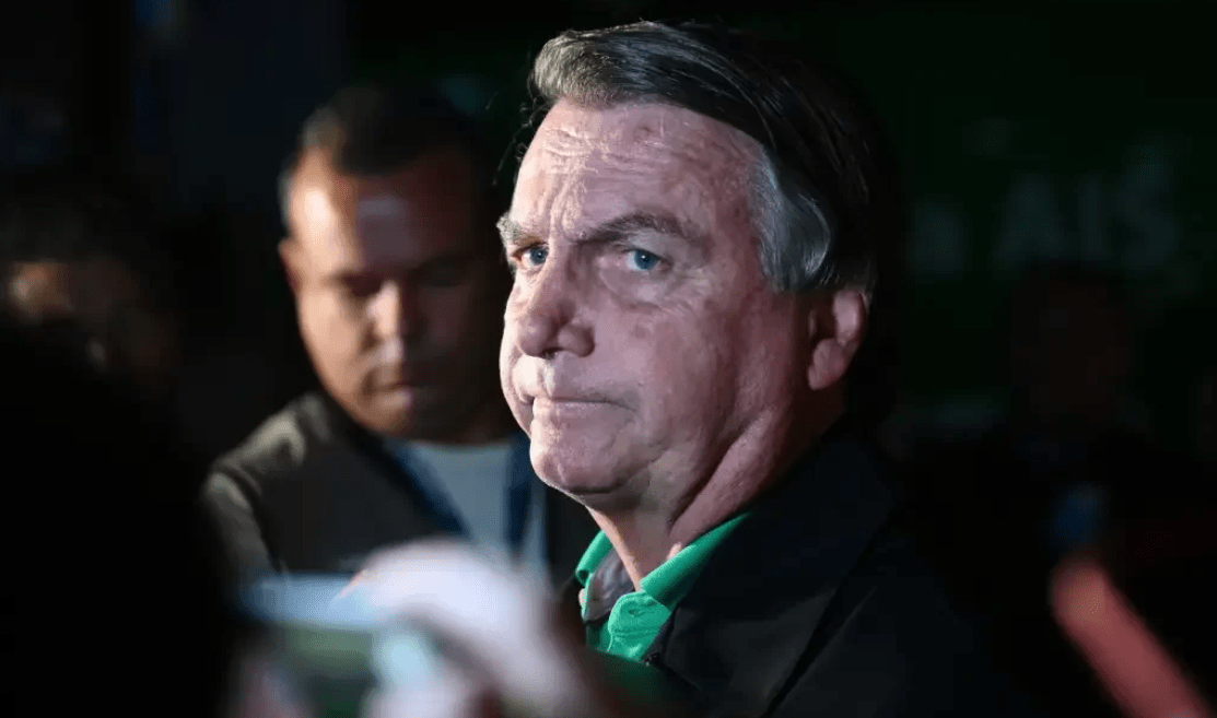 Bolsonaro deixa hospital após cirurgias para correção de hérnia de hiato e desvio de septo