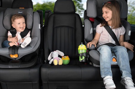 Descubra a maneira correta de transportar crianças em automóveis