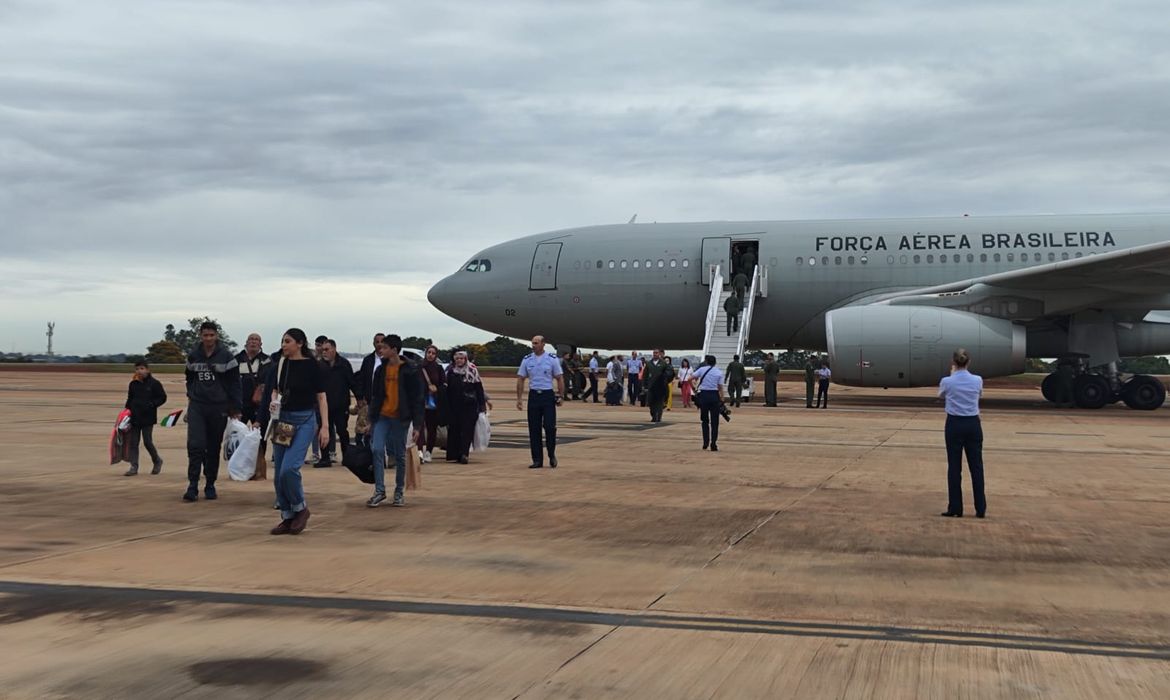 Terceiro grupo de repatriados vindos de Gaza chega ao Brasil