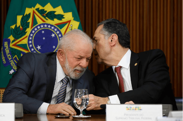 Lula participa de jantar na casa de Barroso com ministros do STF, sem Mendonça e Cármen