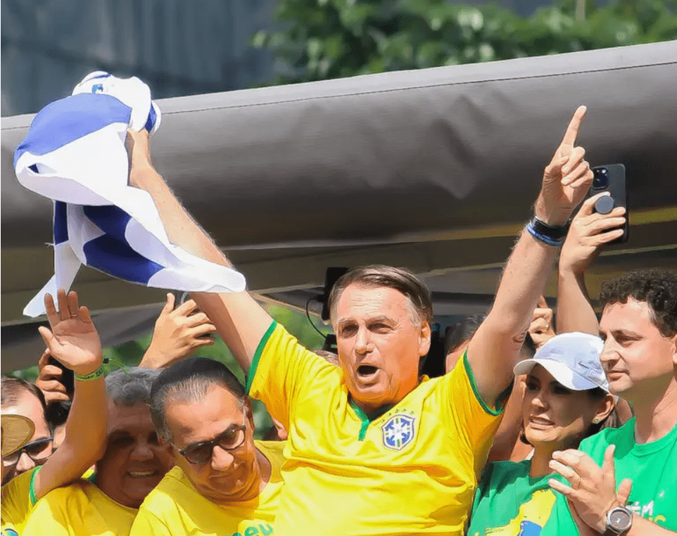 Bolsonaro reclama de perseguição, nega tentativa de golpe e pede anistia aos presos de 8 de janeiro