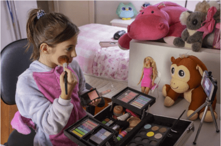 Por que maquiagem infantil virou polêmica no TikTok com as ‘Sephora kids’