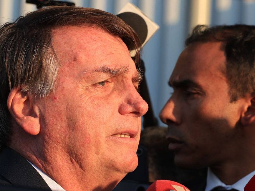 Defesa de Bolsonaro diz que apreensão de passaporte foi “desnecessária” e nega plano de golpe