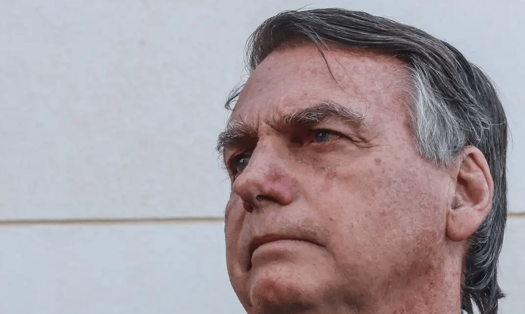 Ordem do STF determina que Bolsonaro entregue passaporte à Justiça