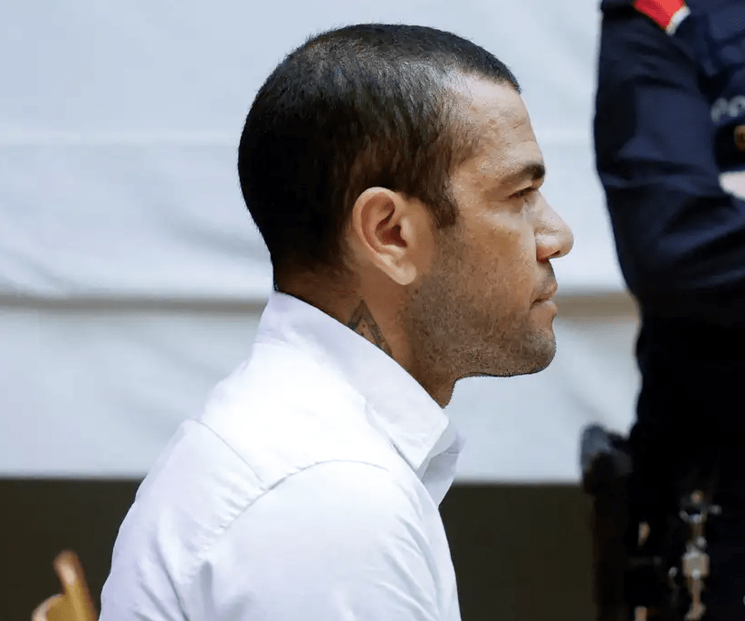 Daniel Alves nega agressão sexual em tribunal de Barcelona