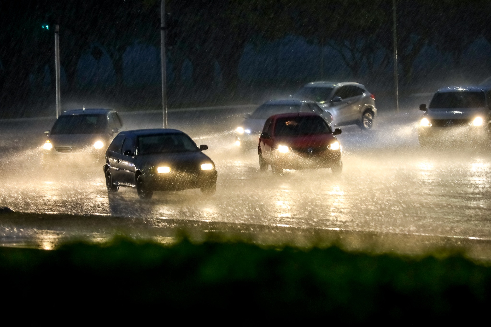 Uso correto dos faróis garante a segurança no trânsito em dias de chuva