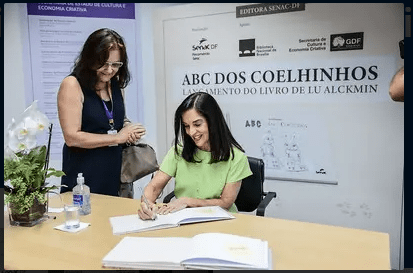 “ABC dos Coelhinhos”, de Lu Alckmin, é lançado pela Editora Senac-DF em Brasília-DF em tarde concorrida