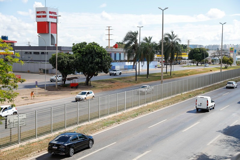 Segurança de pedestres é reforçada com a instalação de gradis nas principais vias do DF