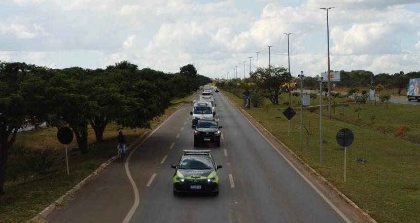 Detran-DF entrega doações de água, roupas e alimentos para as vítimas do RS