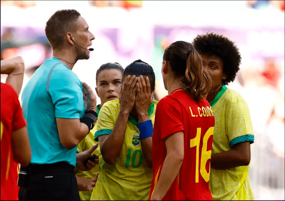 Com ‘ajuda’ dos EUA, Brasil se classifica para as quartas do futebol feminino nos Jogos de Paris