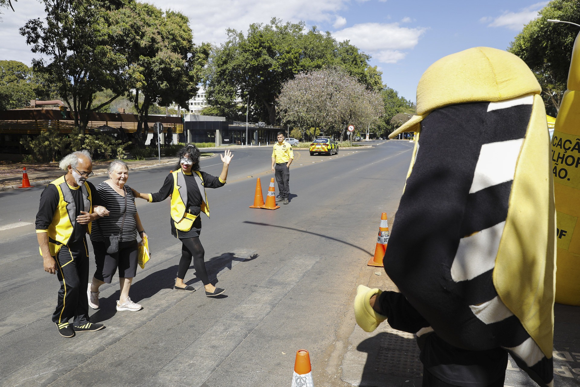 Detran promove ação educativa em comemoração ao Dia Nacional do Pedestre