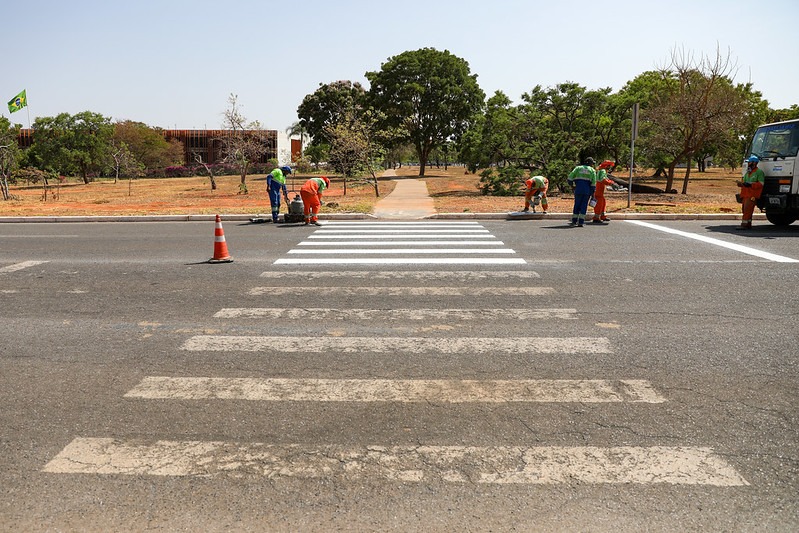 Governo trabalha na limpeza e pintura de mais de 4,4 mil faixas de pedestres antes das chuvas