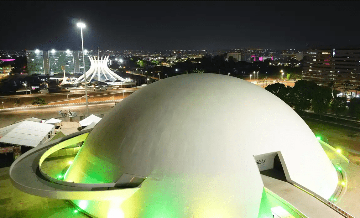 Brasília se ilumina de verde e amarelo 2 dias antes de jogo da seleção