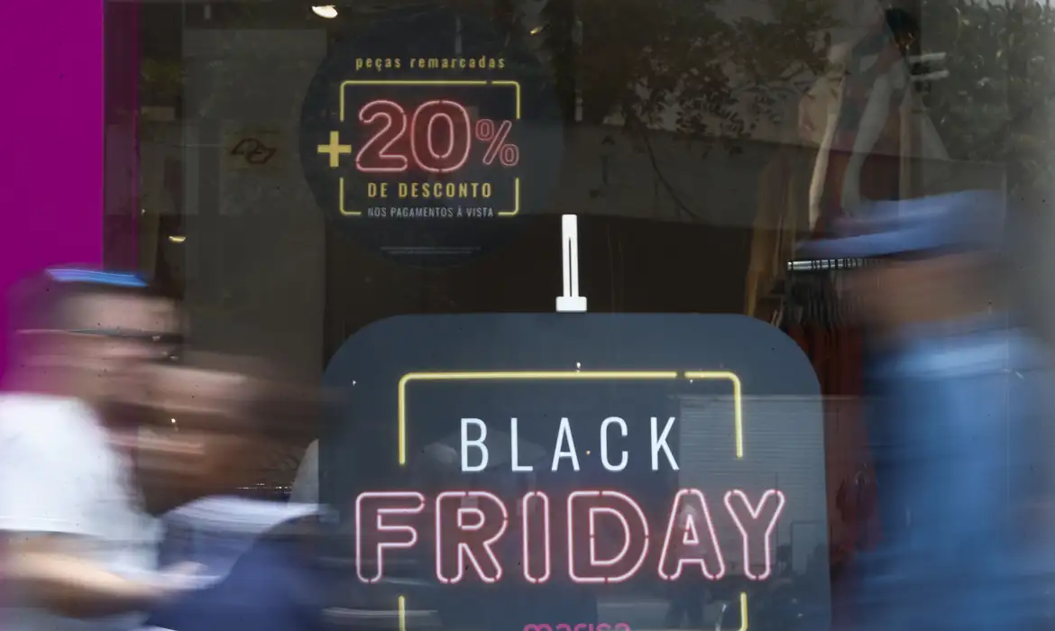 Black Friday: maioria dos consumidores deve gastar de R$ 201 a R$ 500