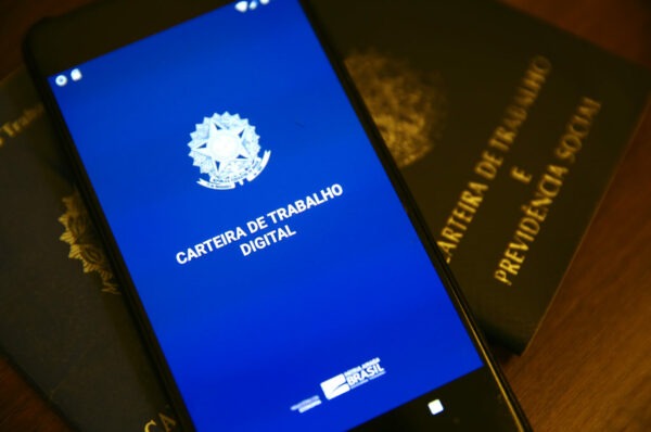 Agências do trabalhador abrem a semana com 734 vagas de emprego disponíveis nesta segunda (9)