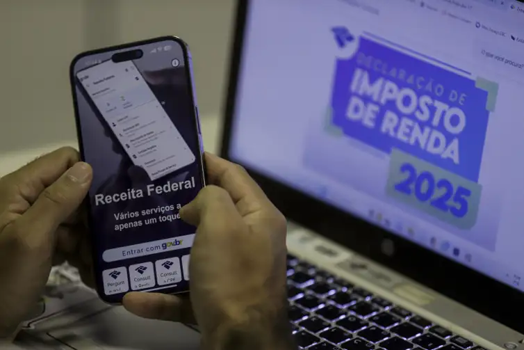 Projeto ajuda pessoas de baixa renda a preencher IR em Brasília