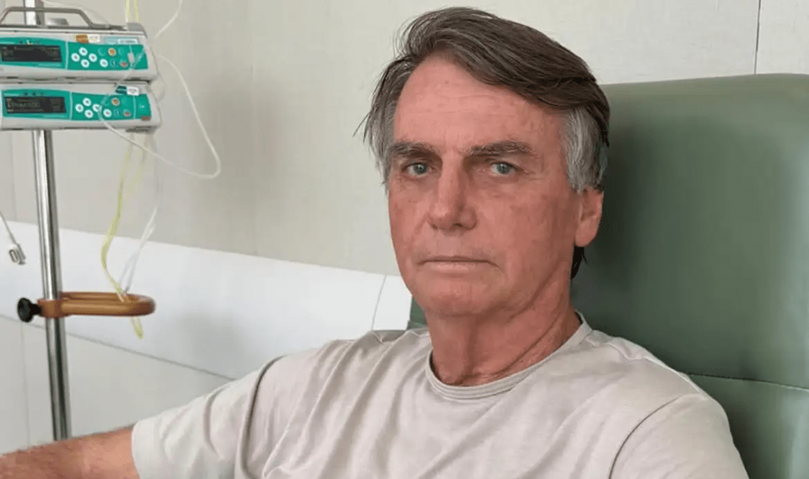 Jair Bolsonaro tem alta após três semanas internado em Brasília