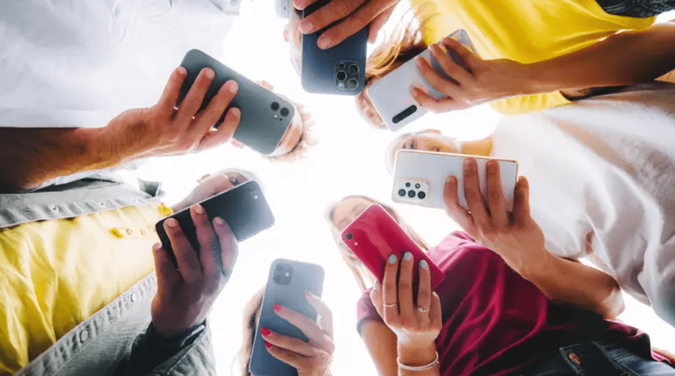 Relatório alerta: uso de redes sociais agrava problemas de saúde mental em crianças e adolescentes