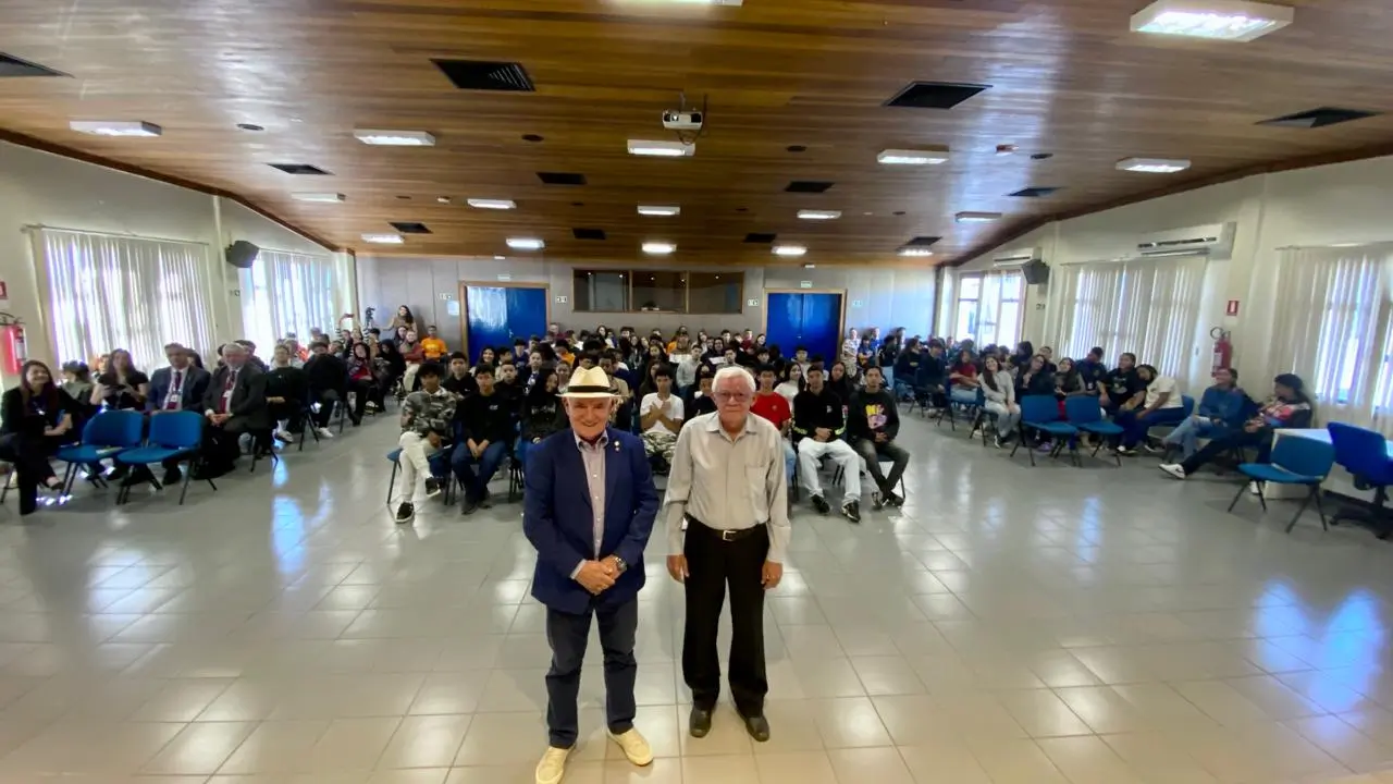 Conselheiros Jó Rufino e Carlos Aguiar compartilham histórias de vida com alunos de Taguatinga