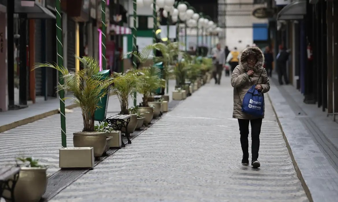 Inmet alerta para onda de frio no Sul e excesso de chuva em 3 estados