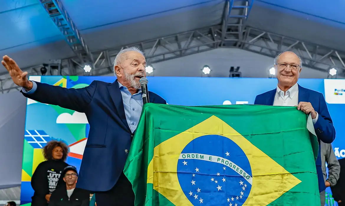 Lula chama Trump “para conversar” e reafirma que Brasil tenta negociar