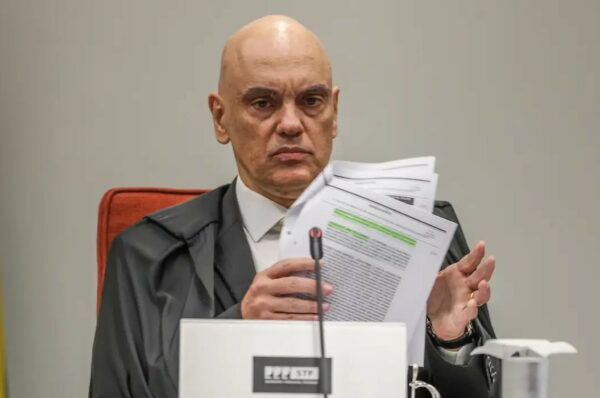 Moraes suspende visitas de Flávio a Bolsonaro na prisão domiciliar