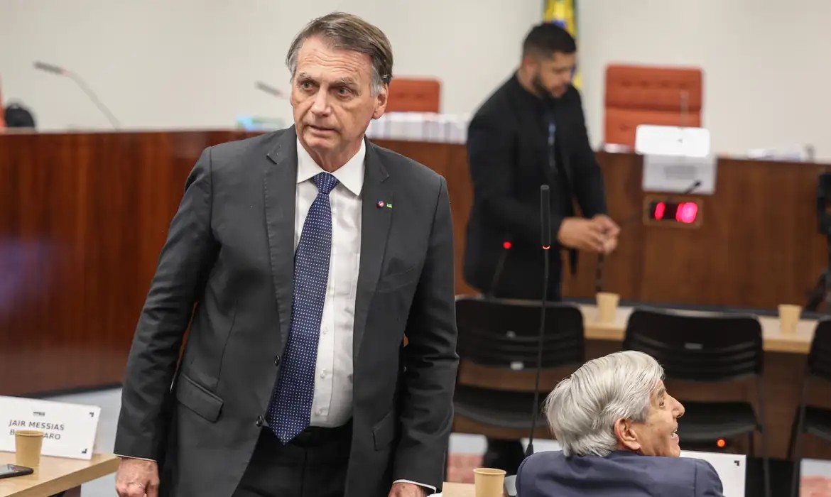 Bolsonaro pede autorização para comemorar aniversário da filha