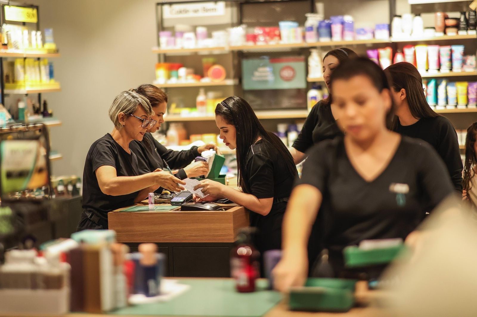 Fim de ano deve gerar até 3,8 mil vagas no comércio do DF, aponta pesquisa do Instituto Fecomércio-DF